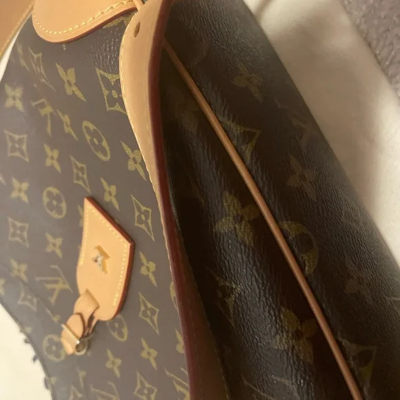 Excellent condition, with box and dust bag.less than a year old . - Picture 6 of 10